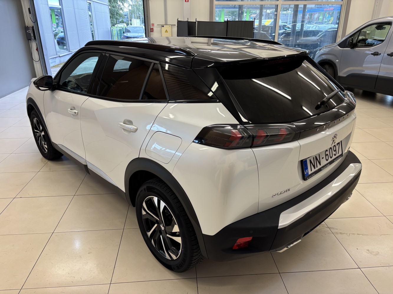 Car image 3