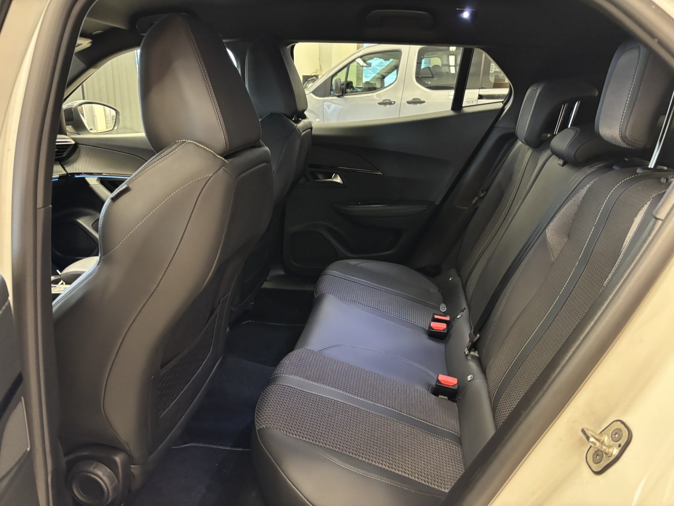 Car image 26