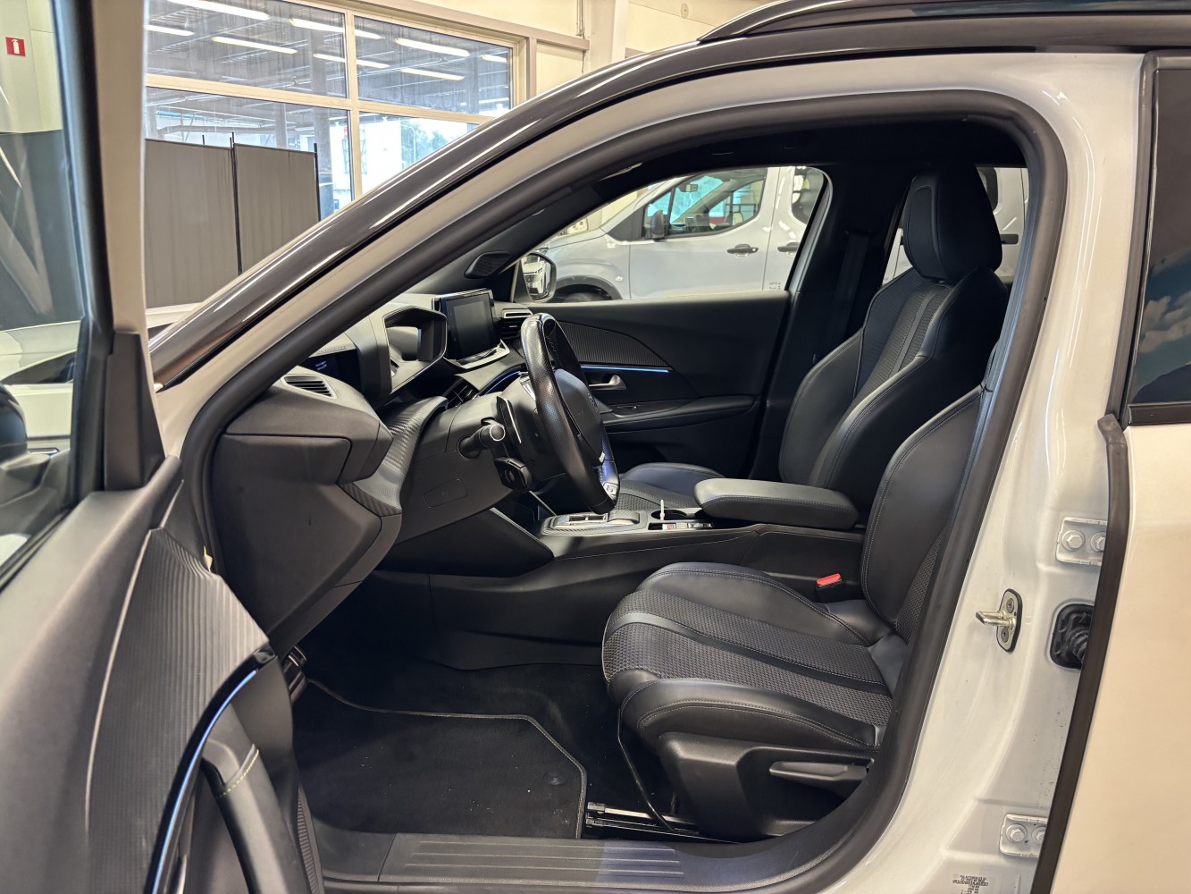 Car image 8