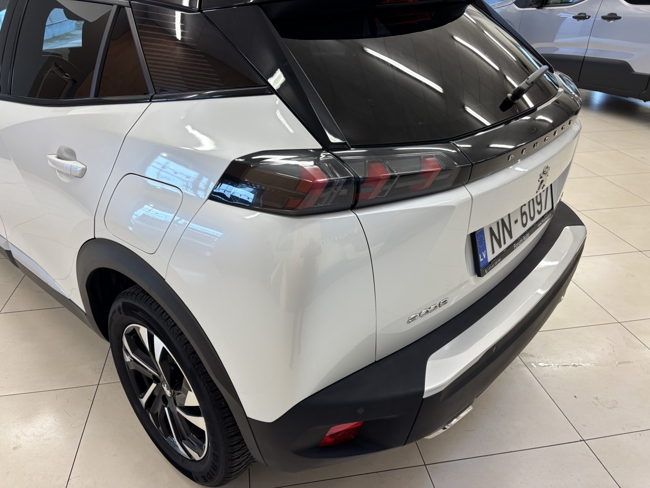 Car image 7