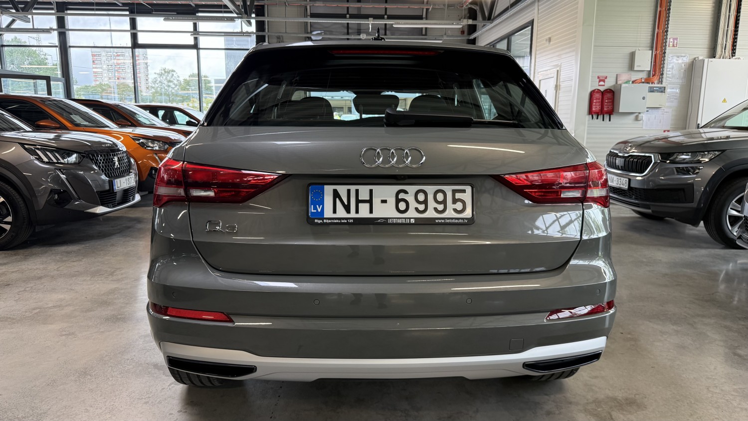 Car image 4