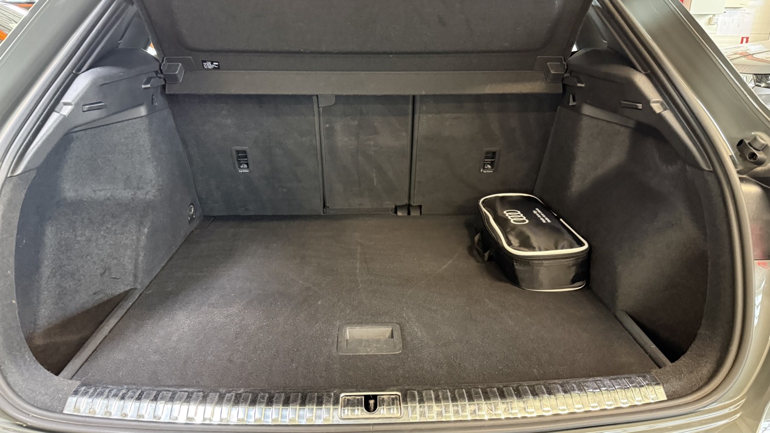 Car image 15