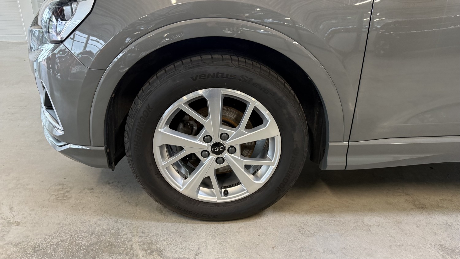 Car image 9
