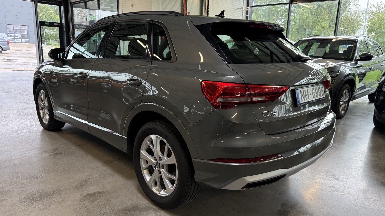 Car image 3
