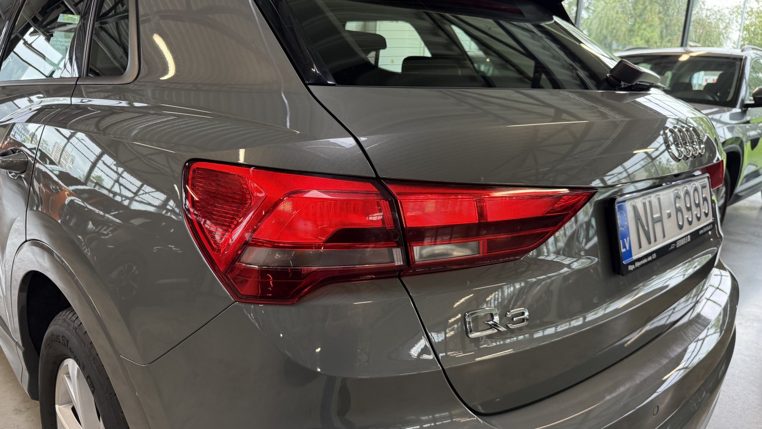Car image 11