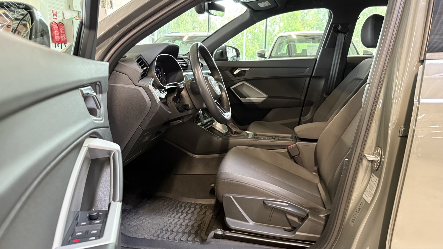 Car image 12