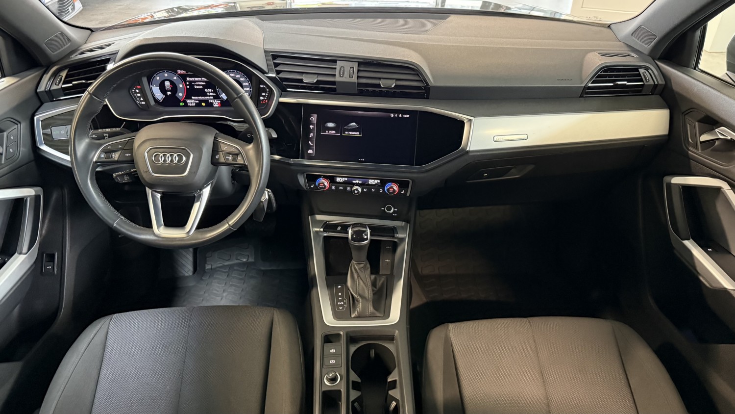 Car image 19