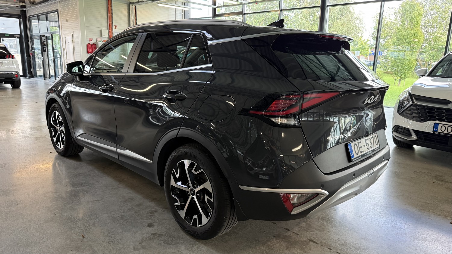 Car image 3