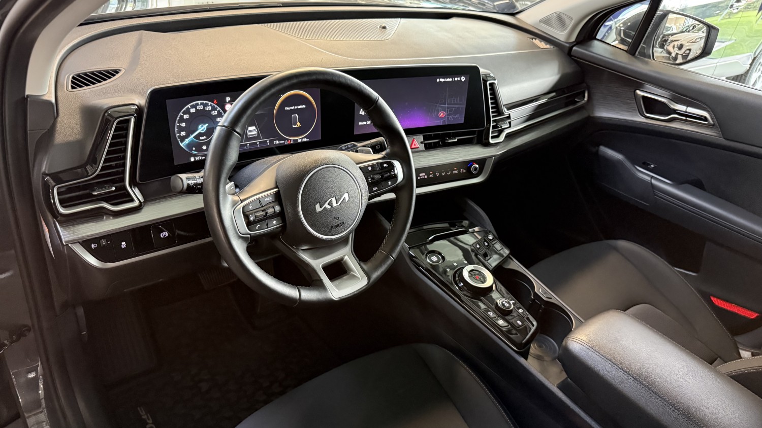 Car image 13