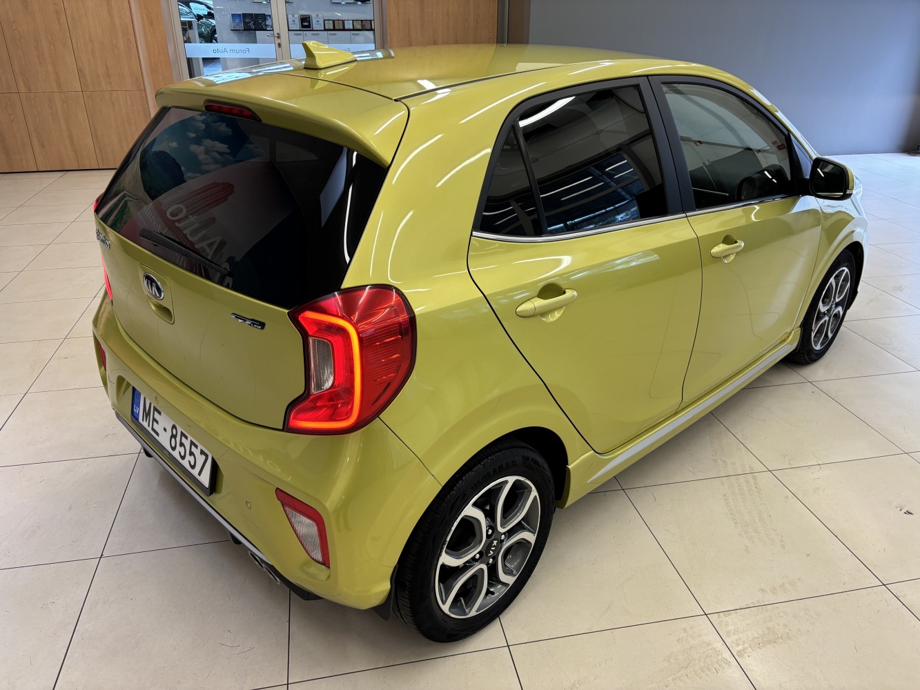 Car image 4