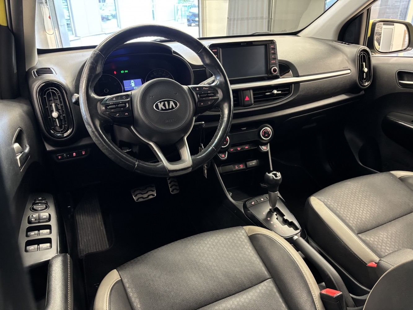 Car image 12