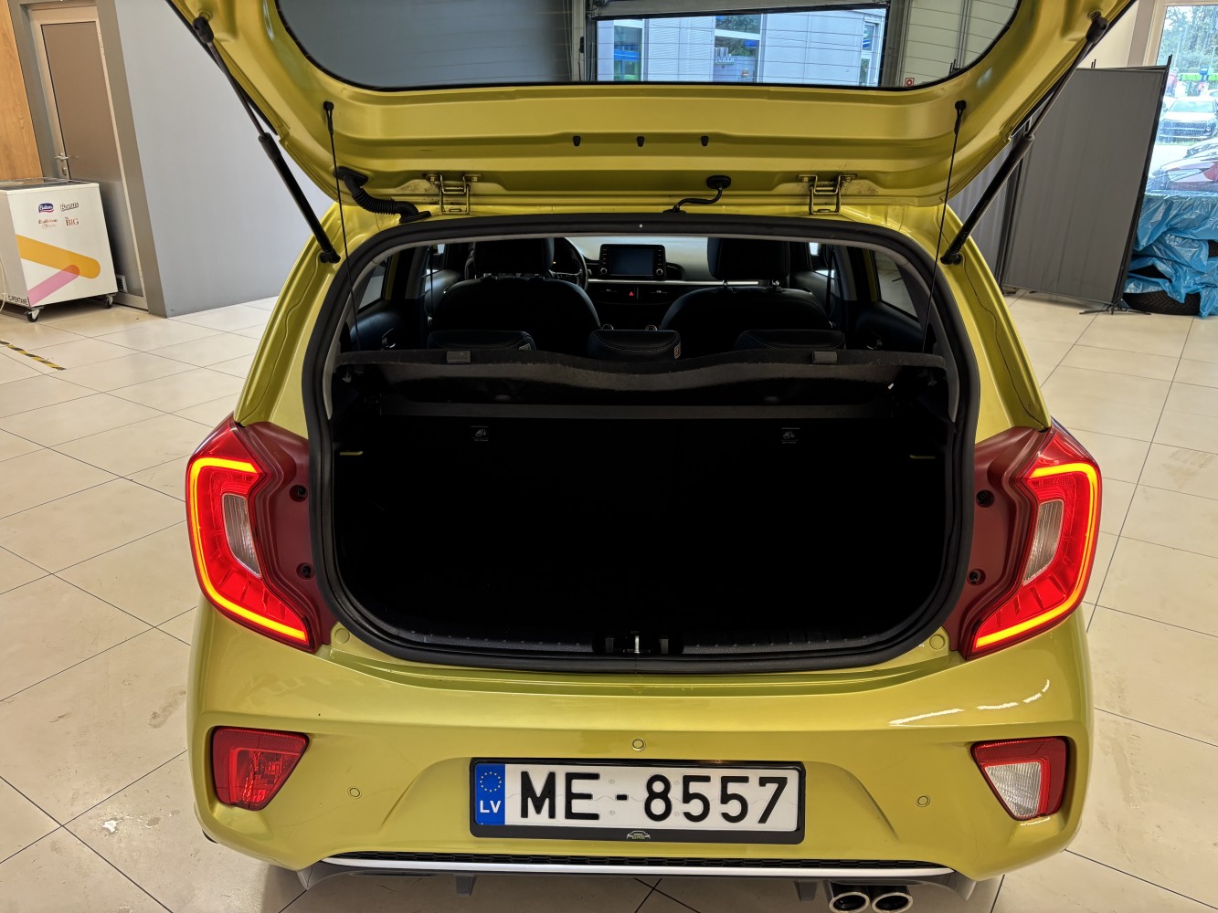 Car image 30