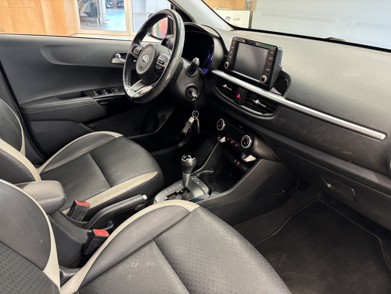 Car image 13