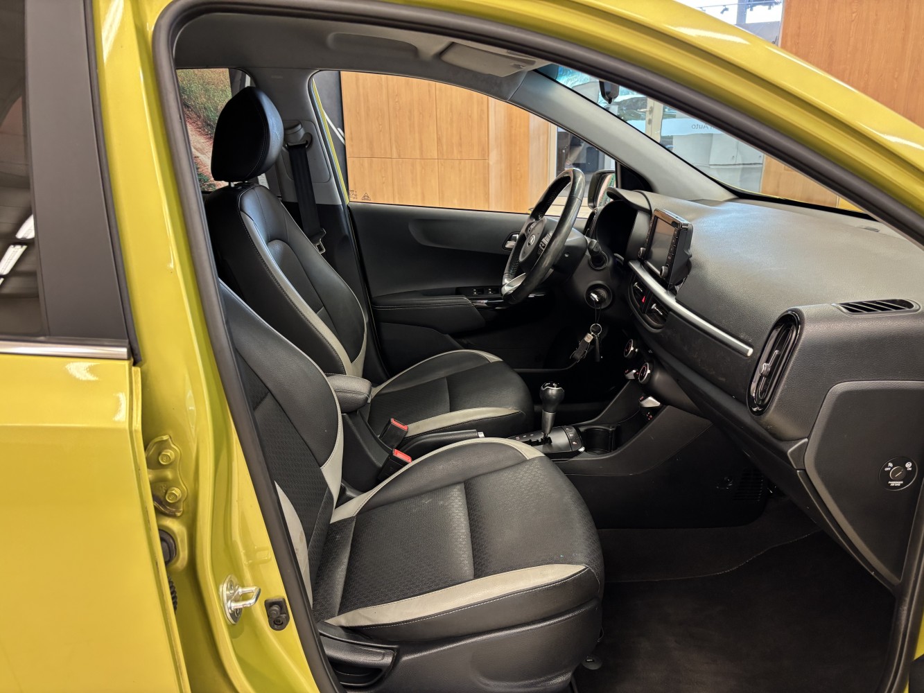 Car image 14