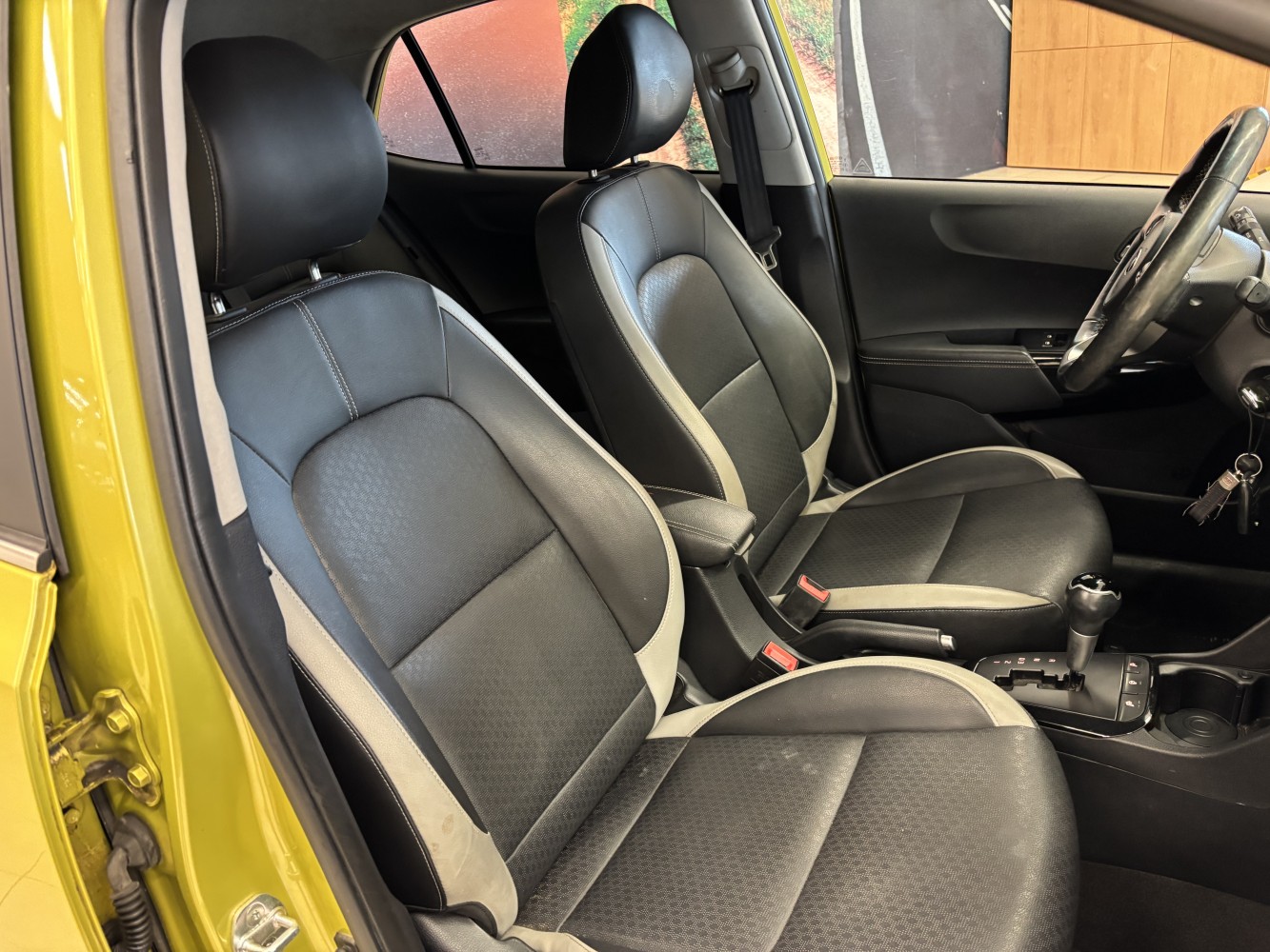 Car image 15