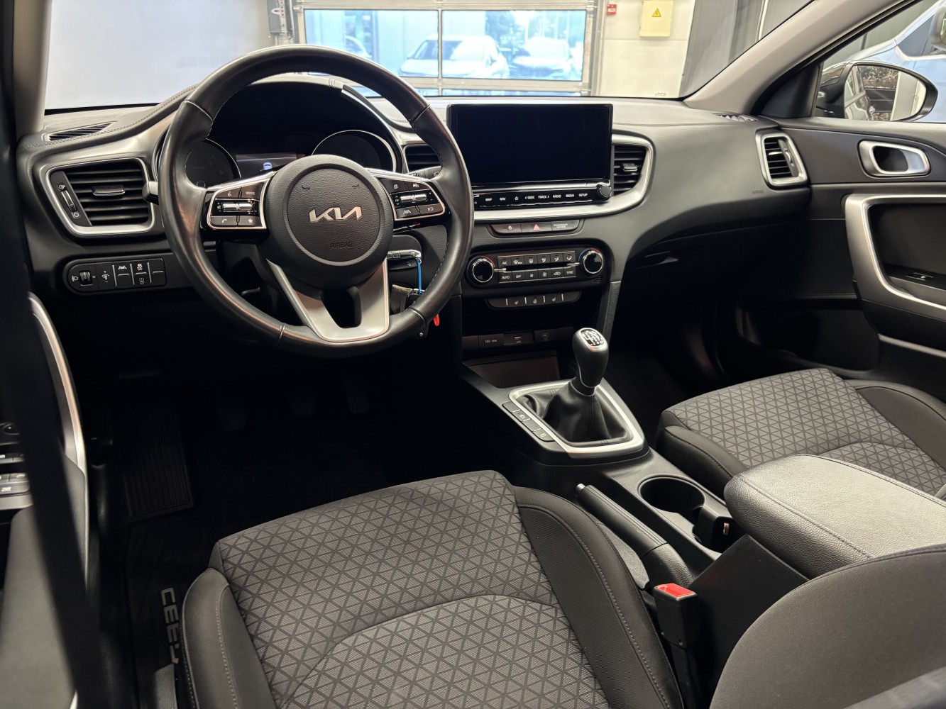 Car image 12