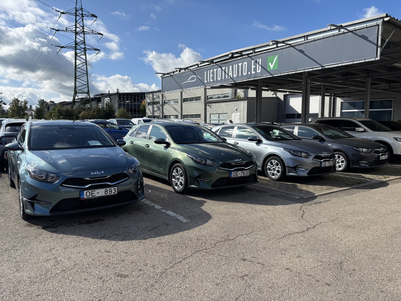 Car image 25