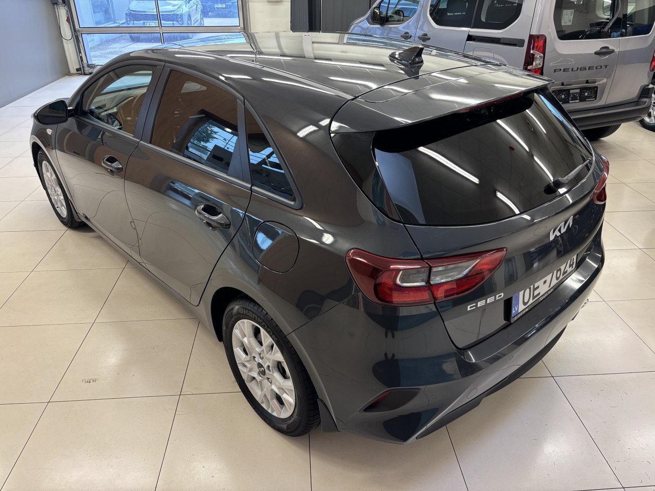 Car image 3