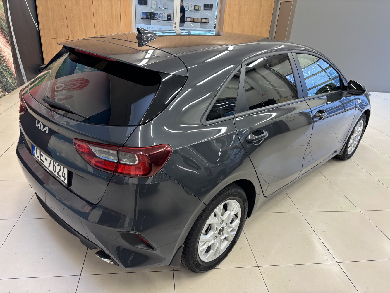 Car image 4
