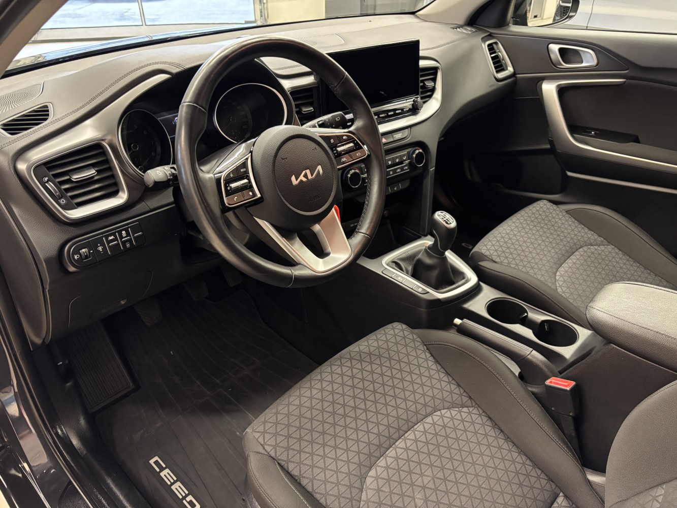 Car image 9