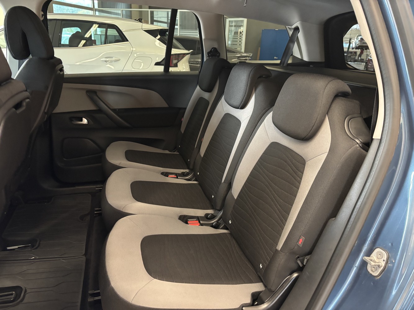 Car image 23