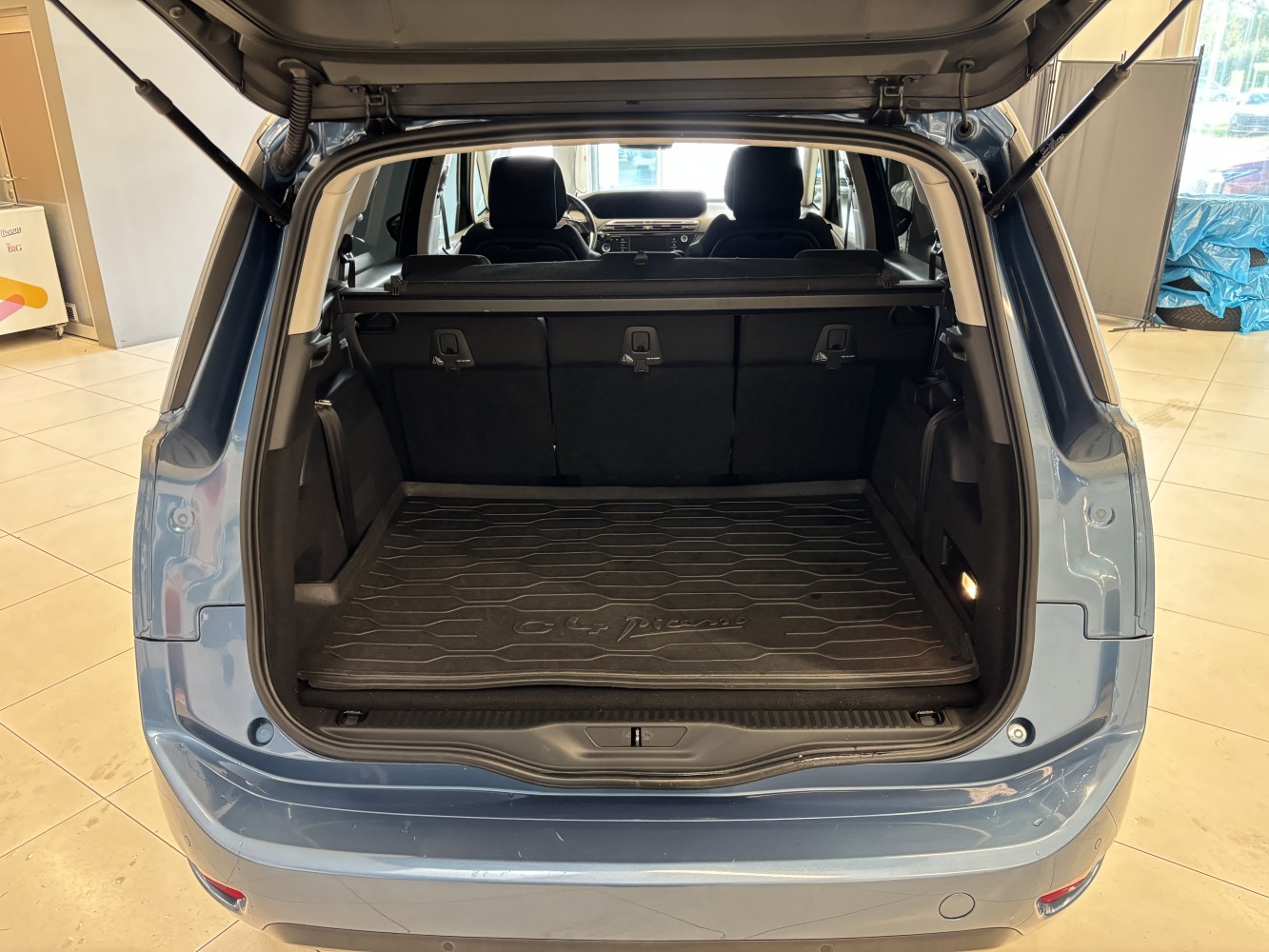 Car image 26