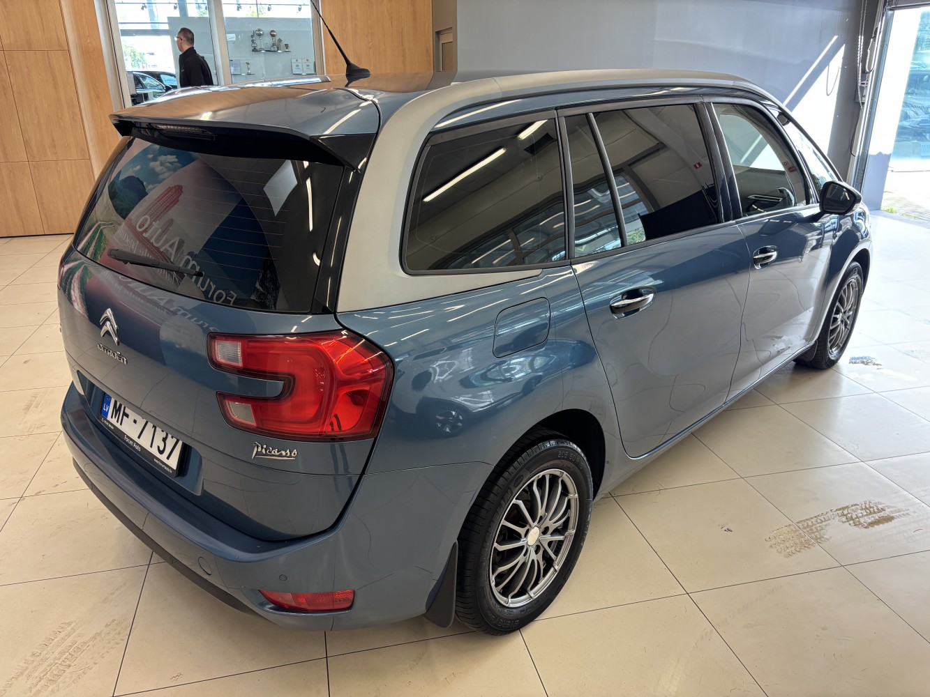 Car image 4
