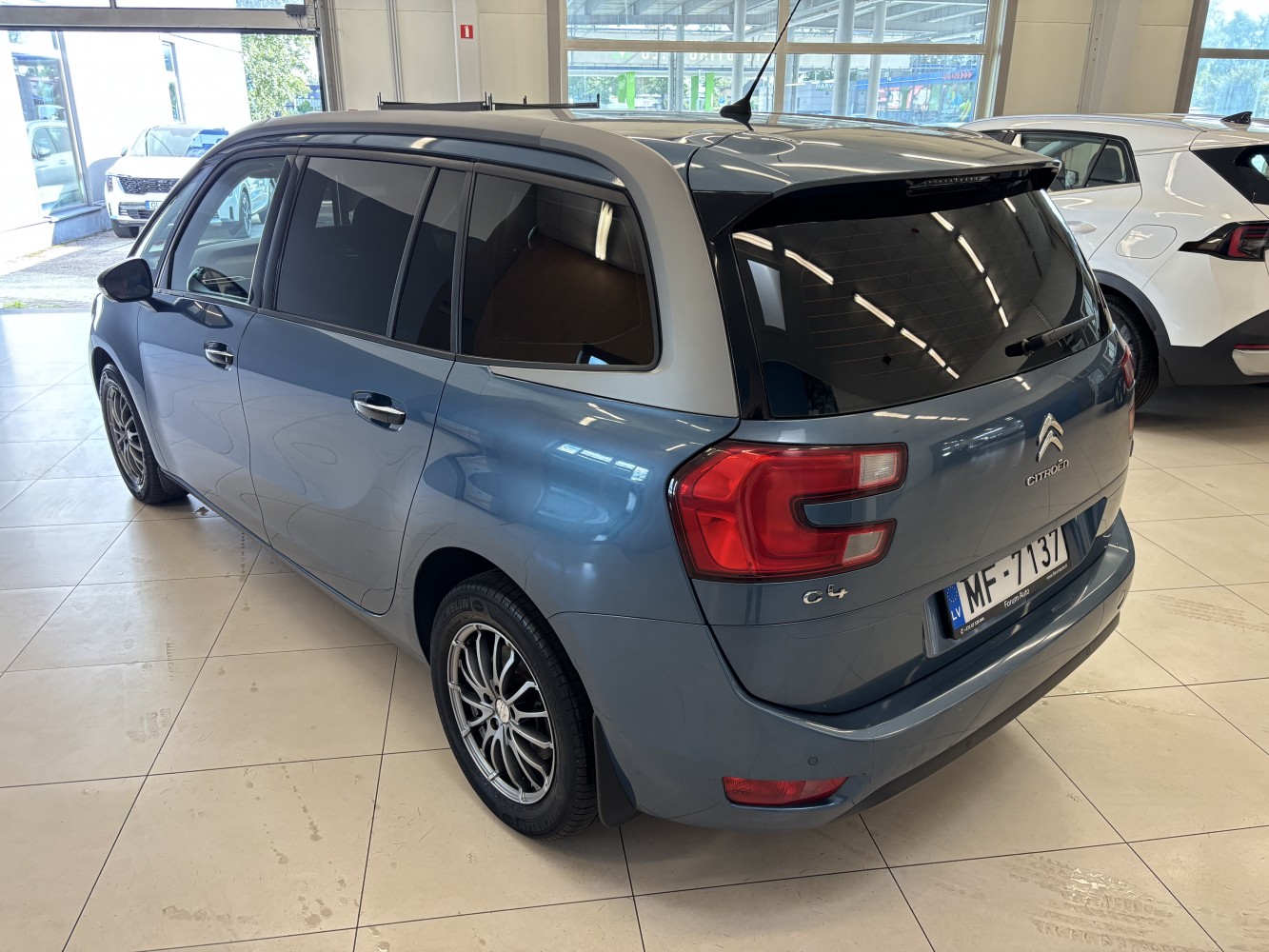 Car image 3