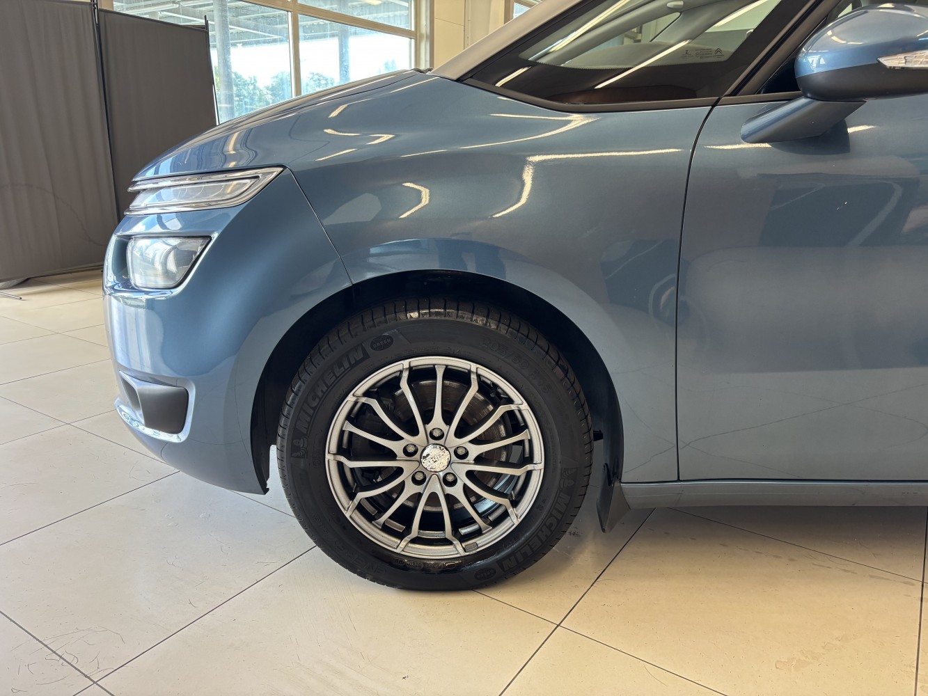 Car image 5