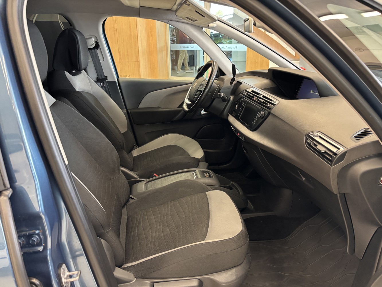 Car image 12