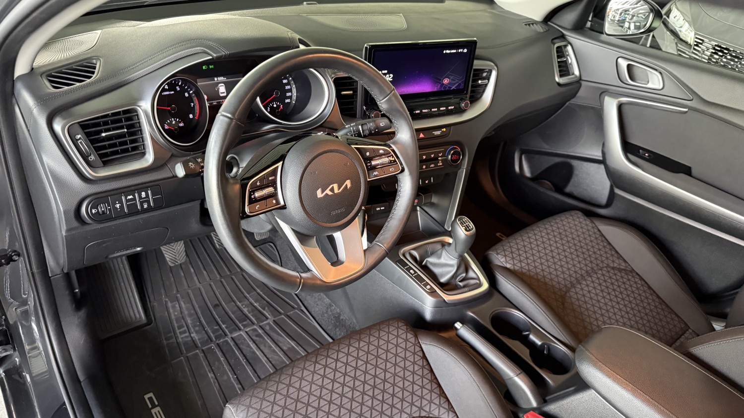 Car image 12