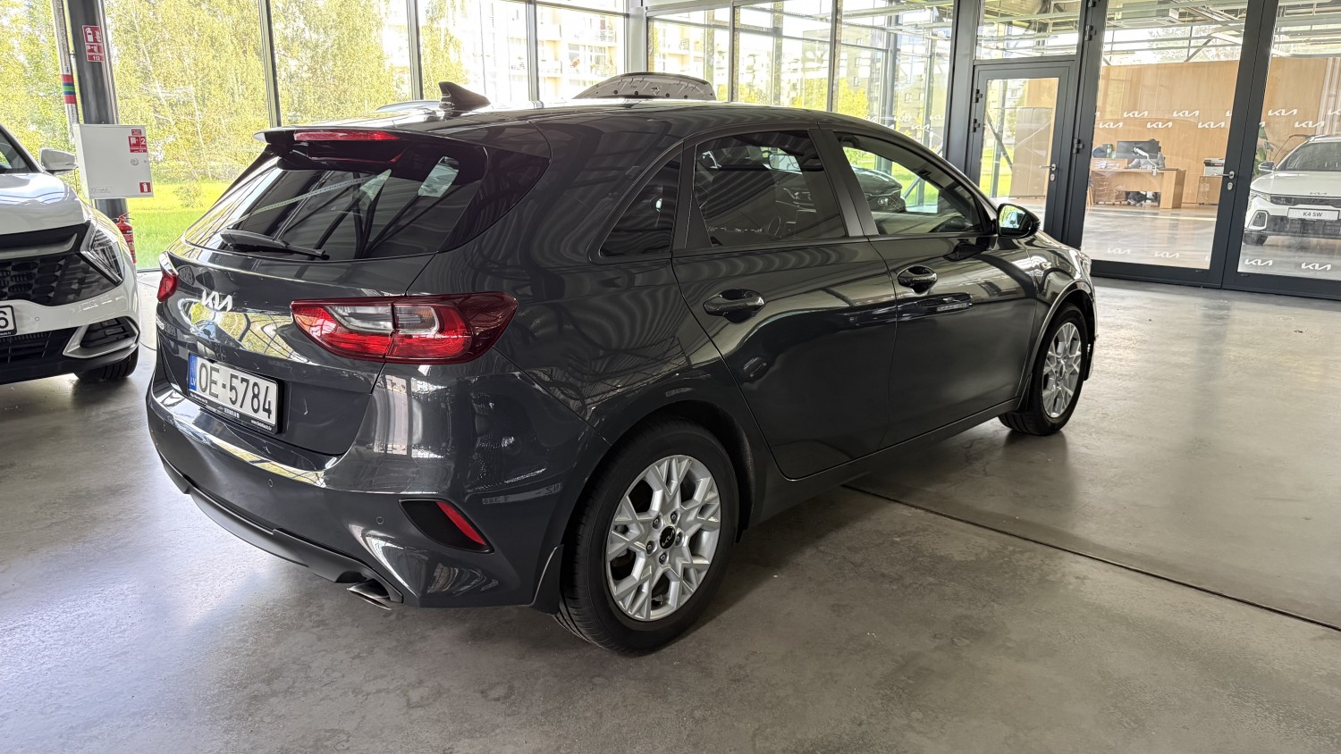 Car image 4