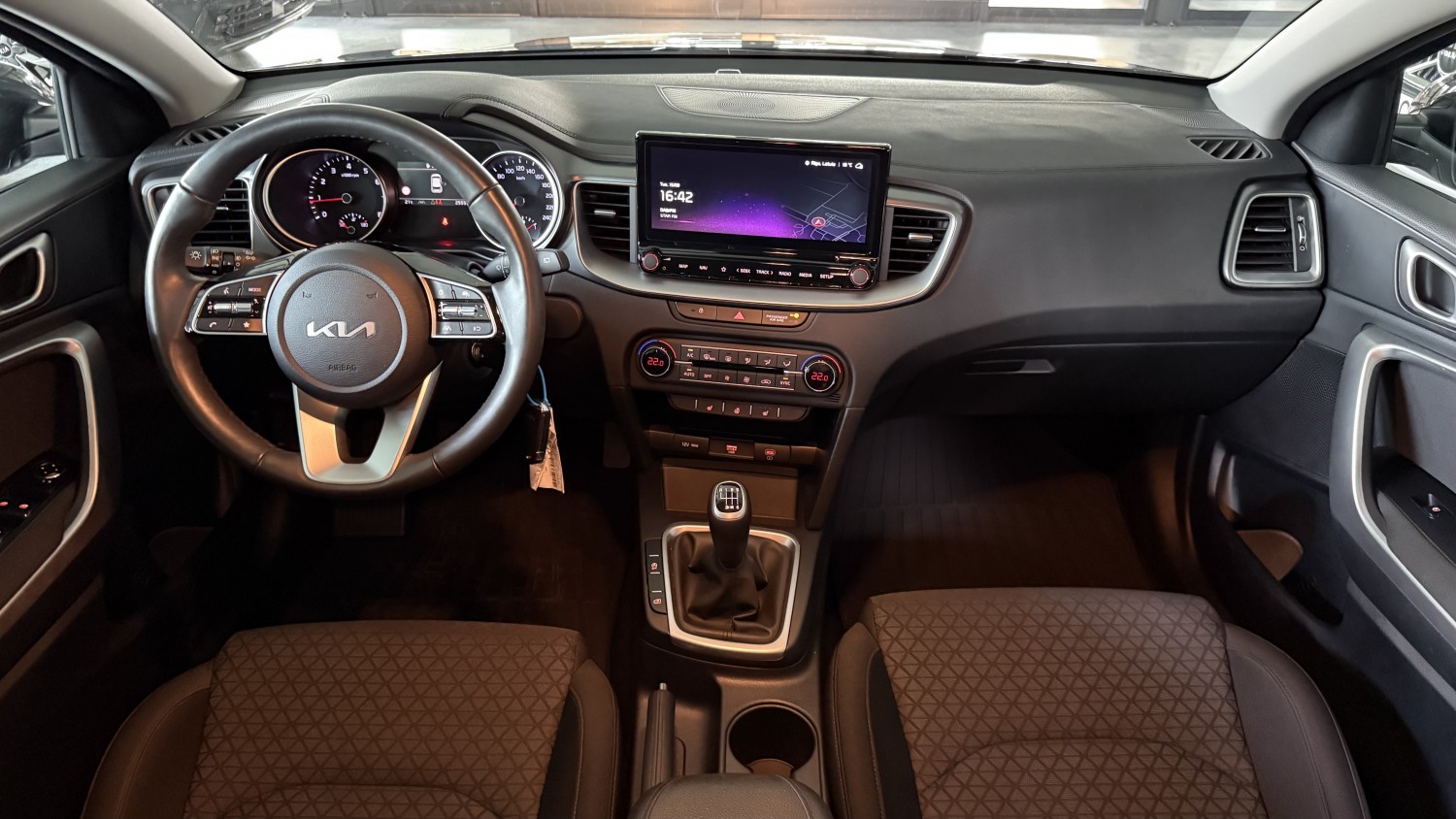 Car image 17