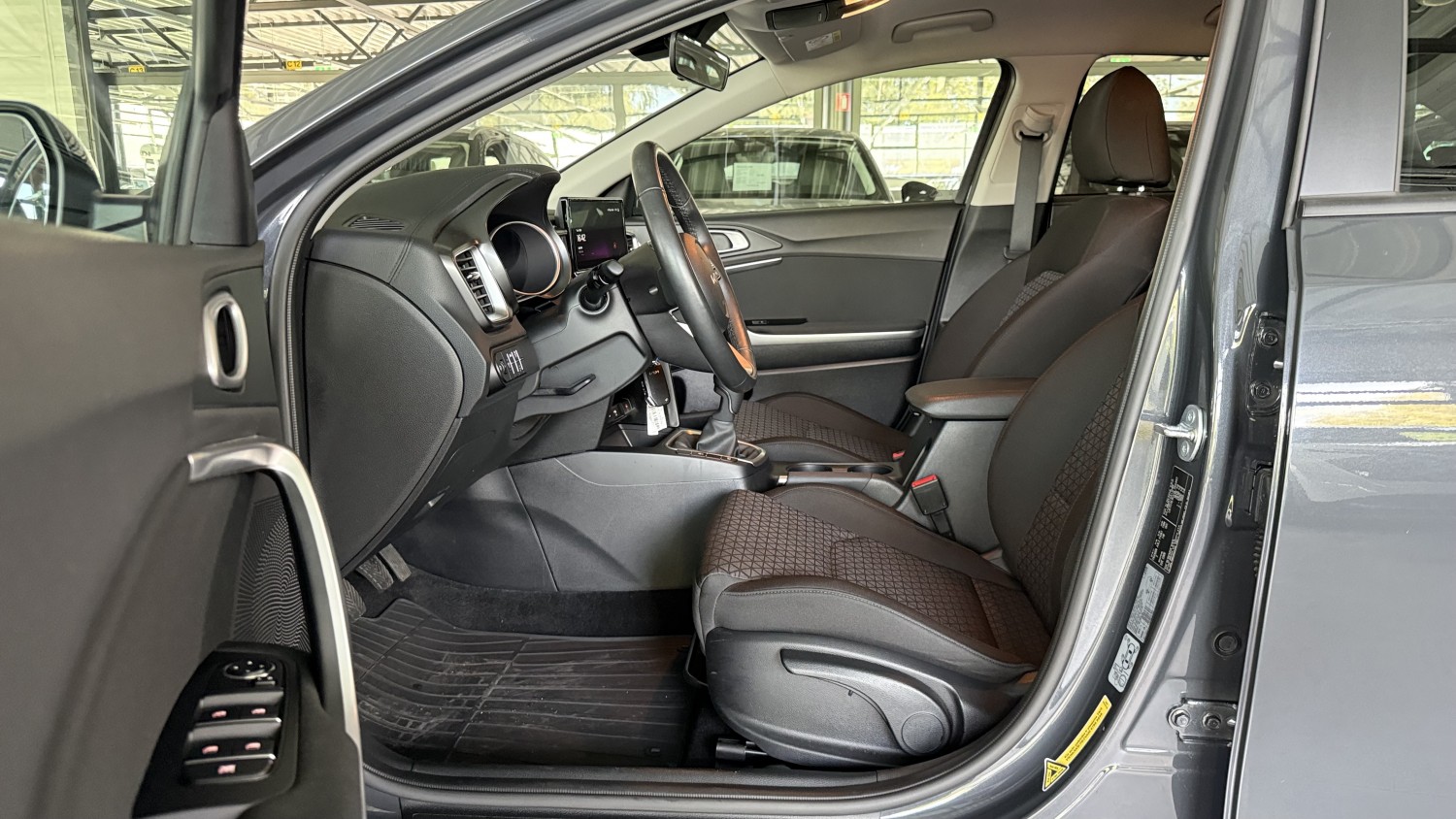 Car image 11