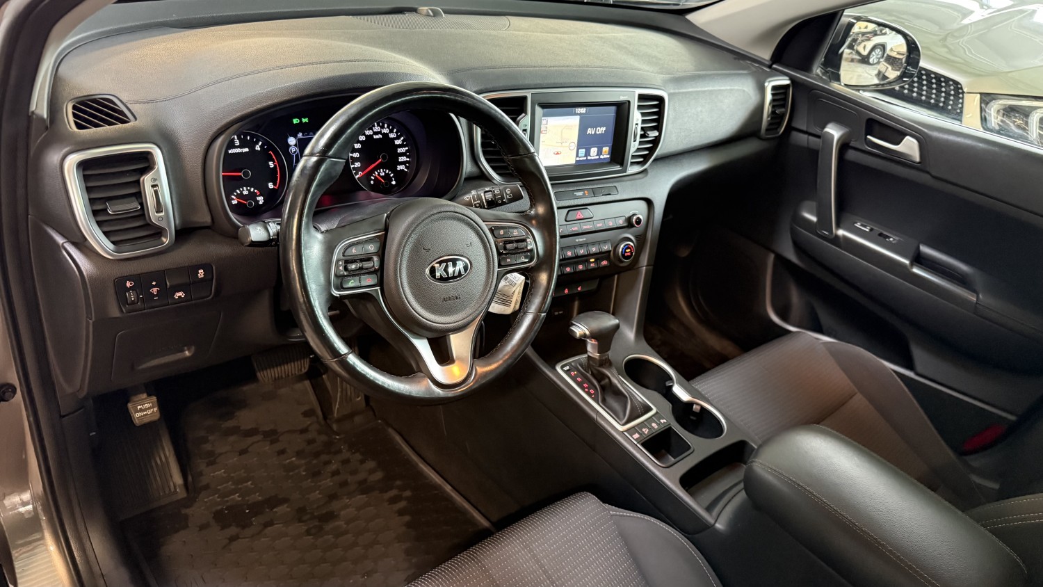 Car image 12