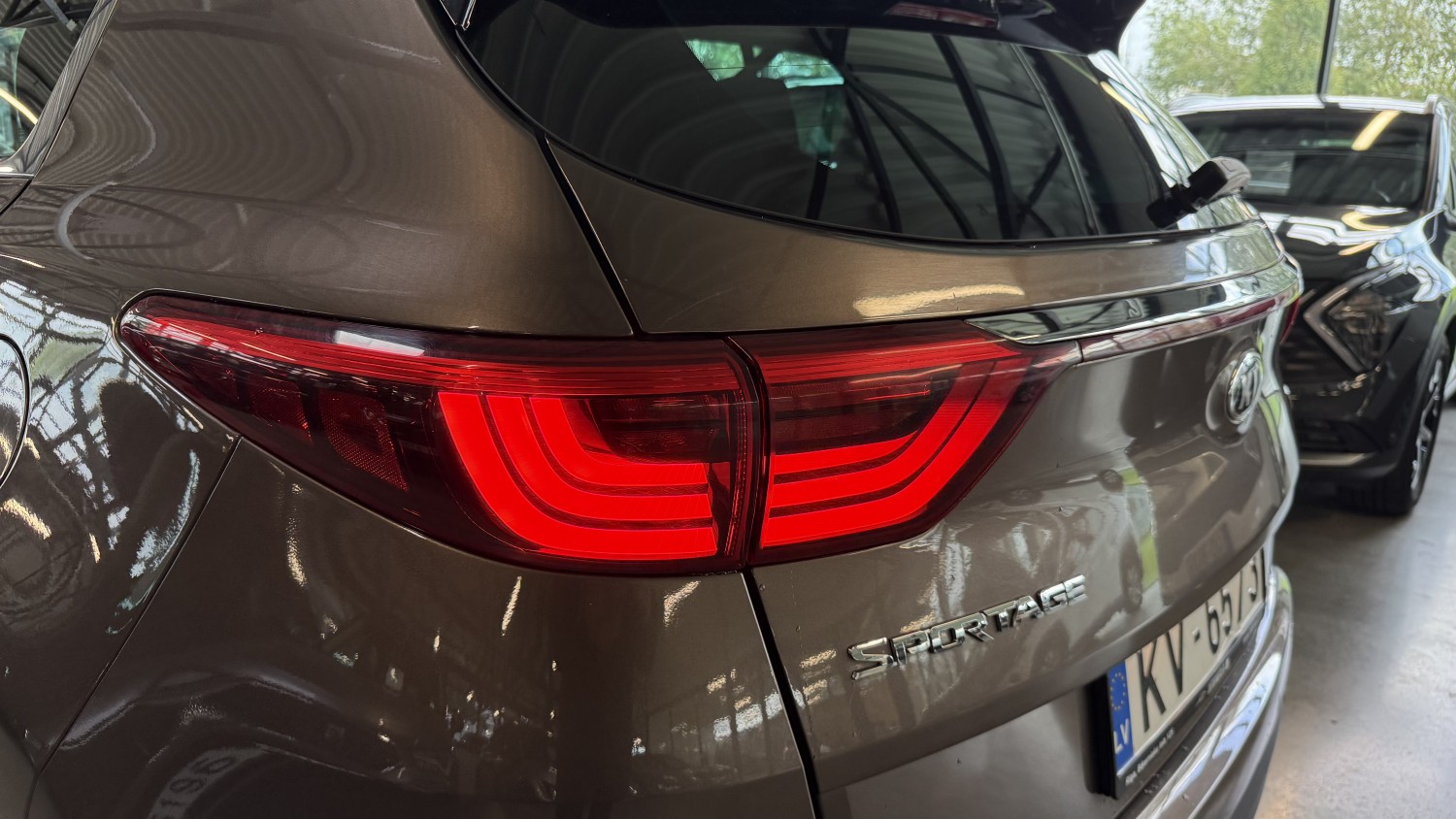 Car image 10