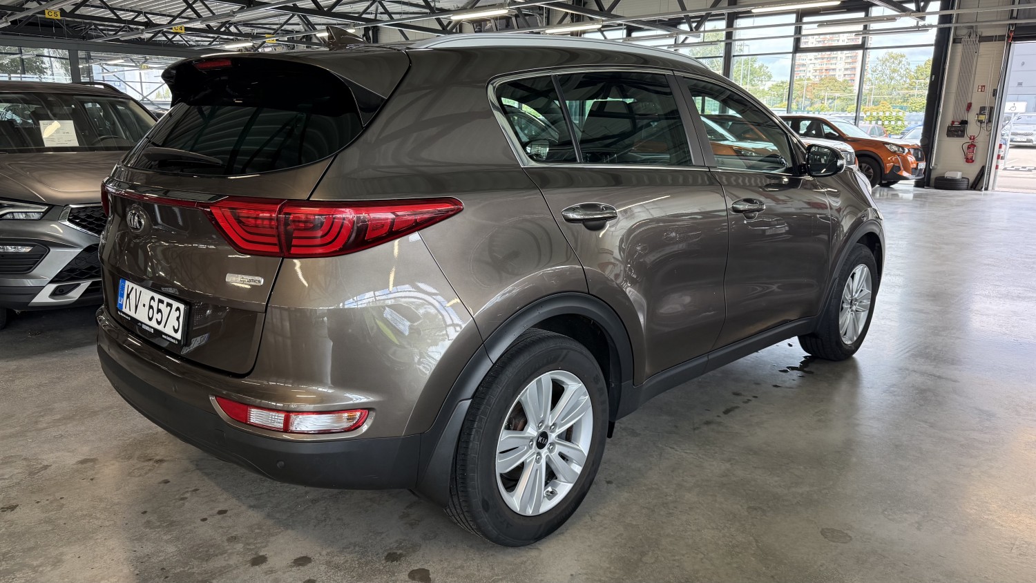Car image 4