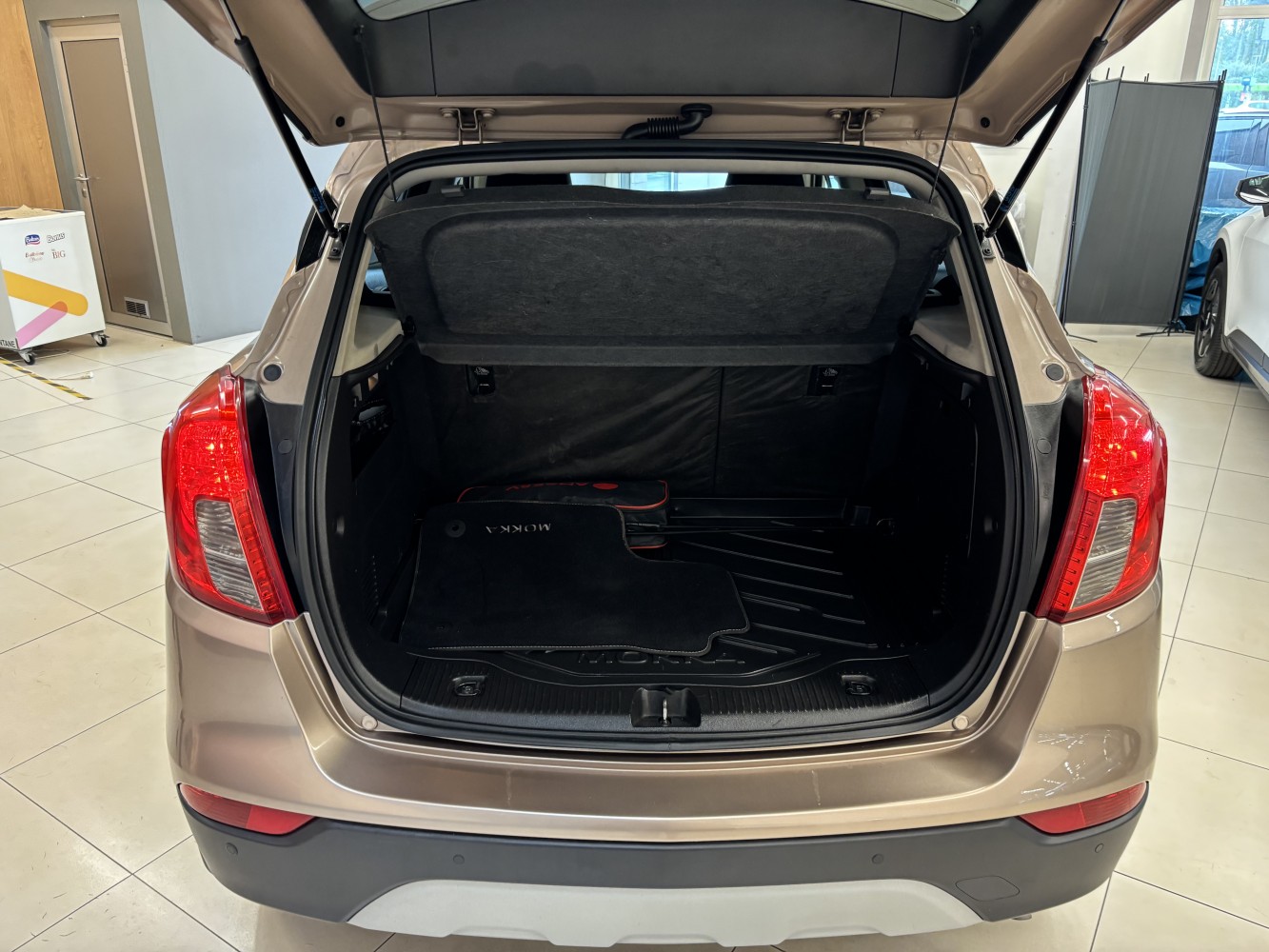 Car image 20