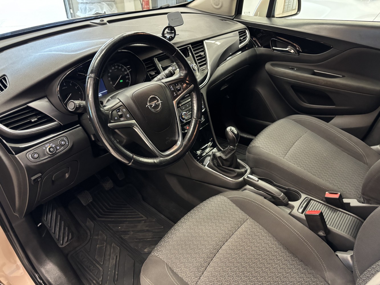 Car image 9