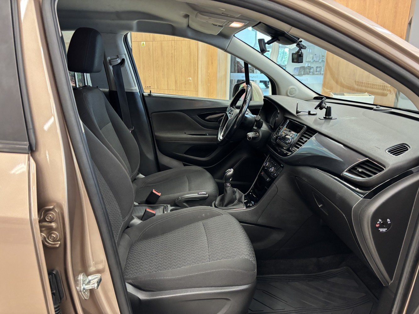Car image 12