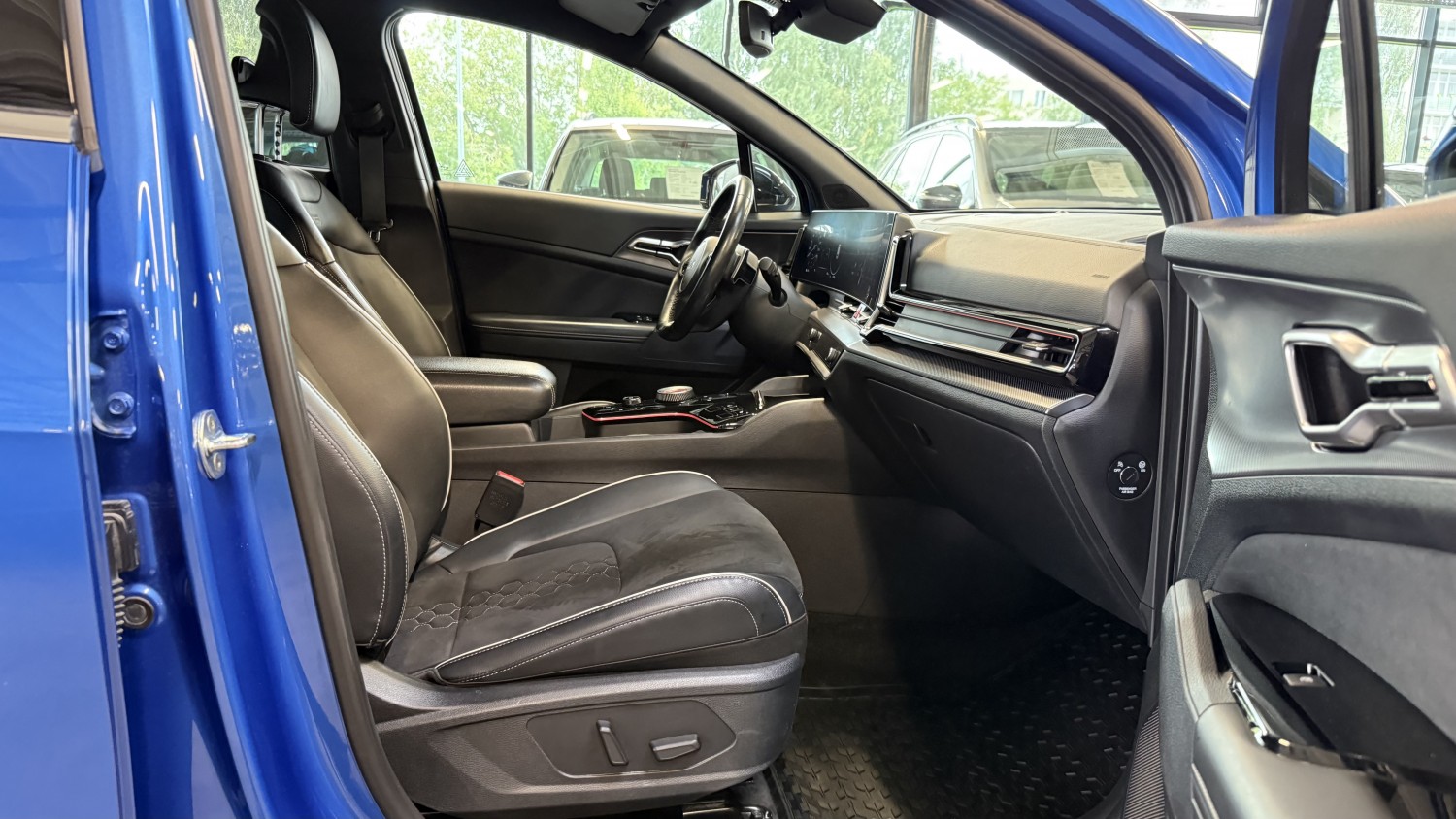 Car image 18