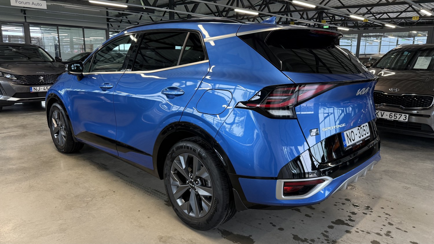 Car image 2