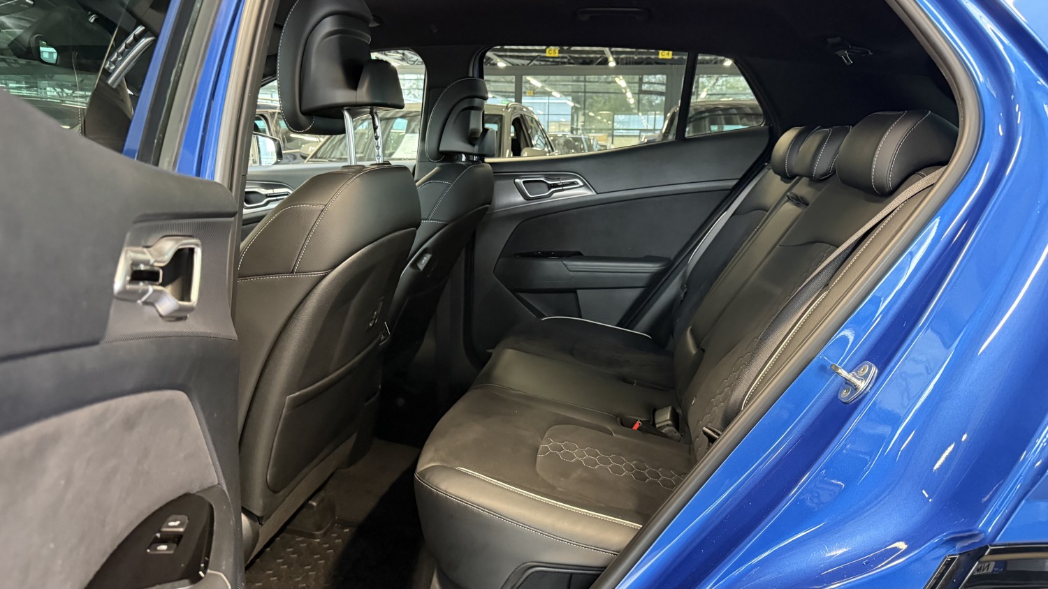 Car image 14