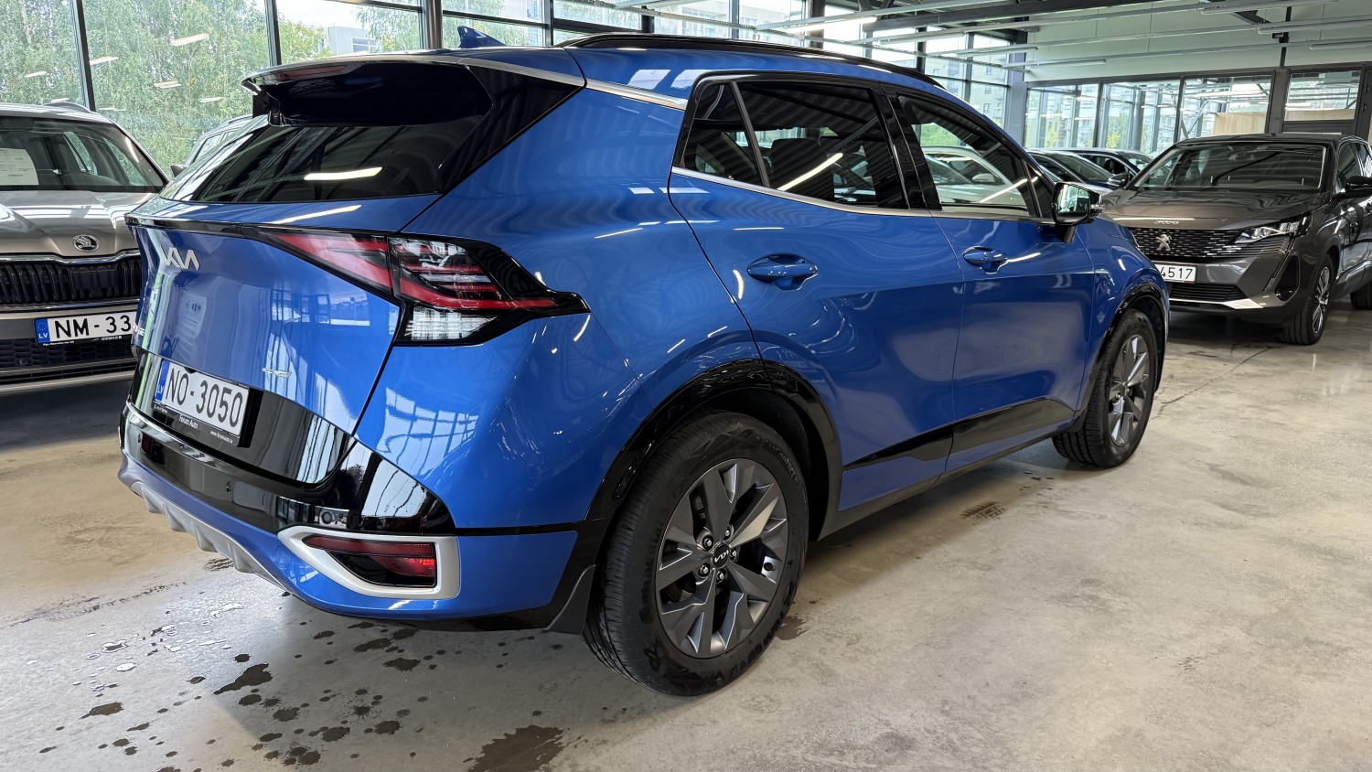 Car image 4