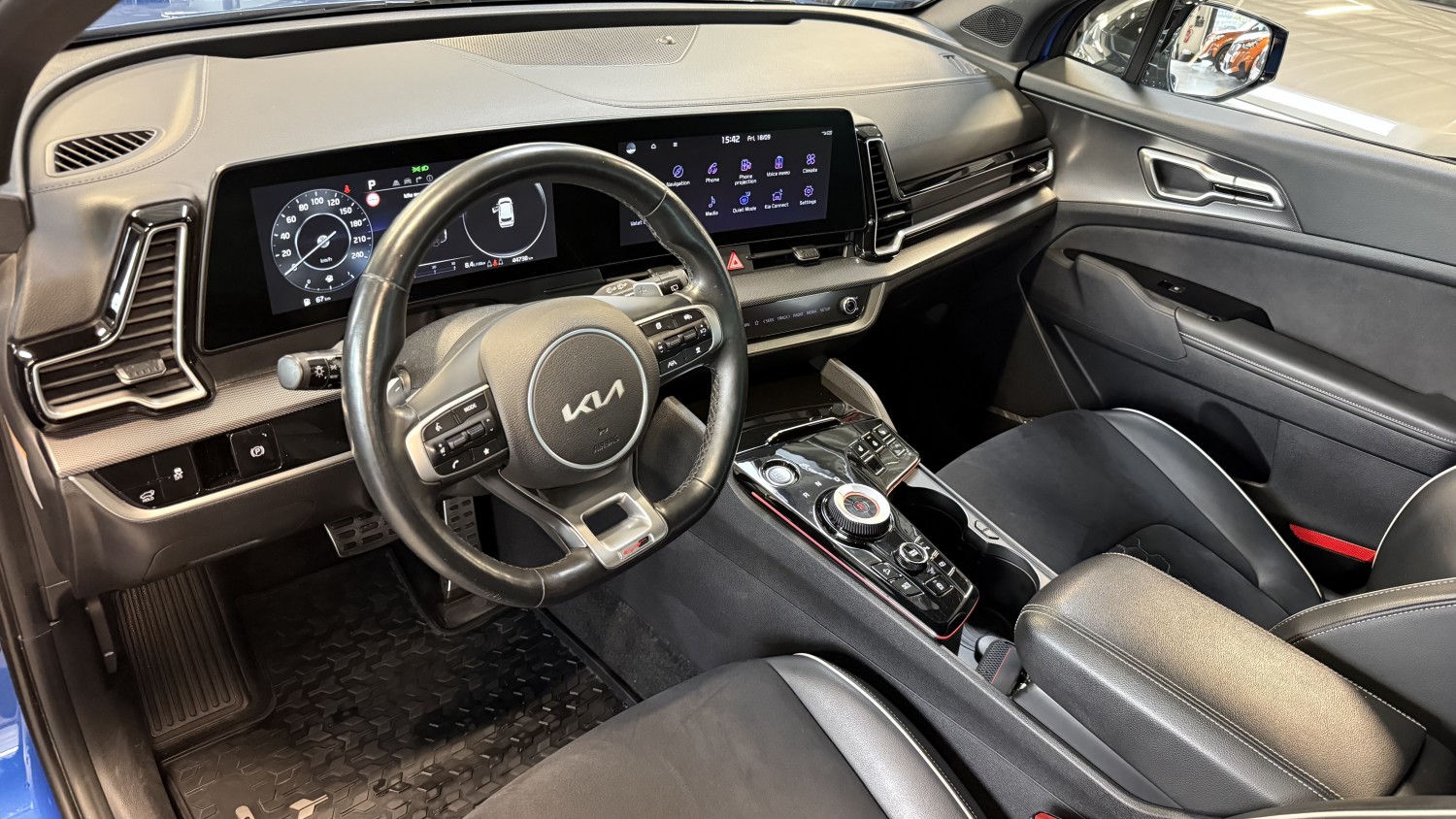 Car image 13