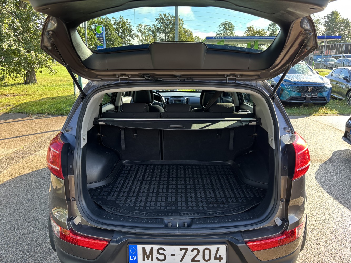 Car image 21
