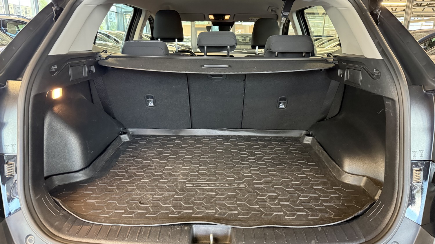 Car image 14