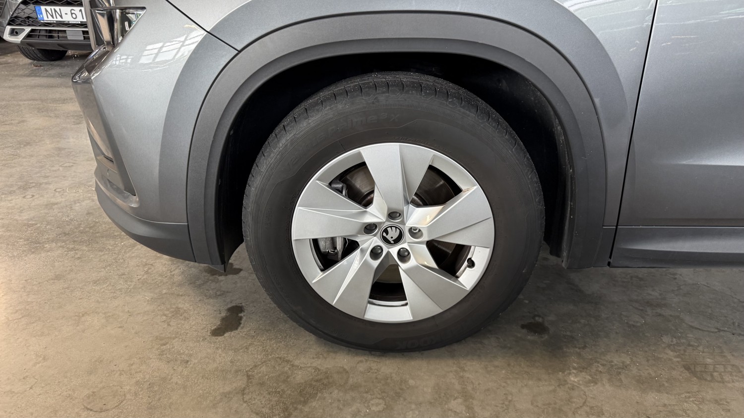 Car image 8