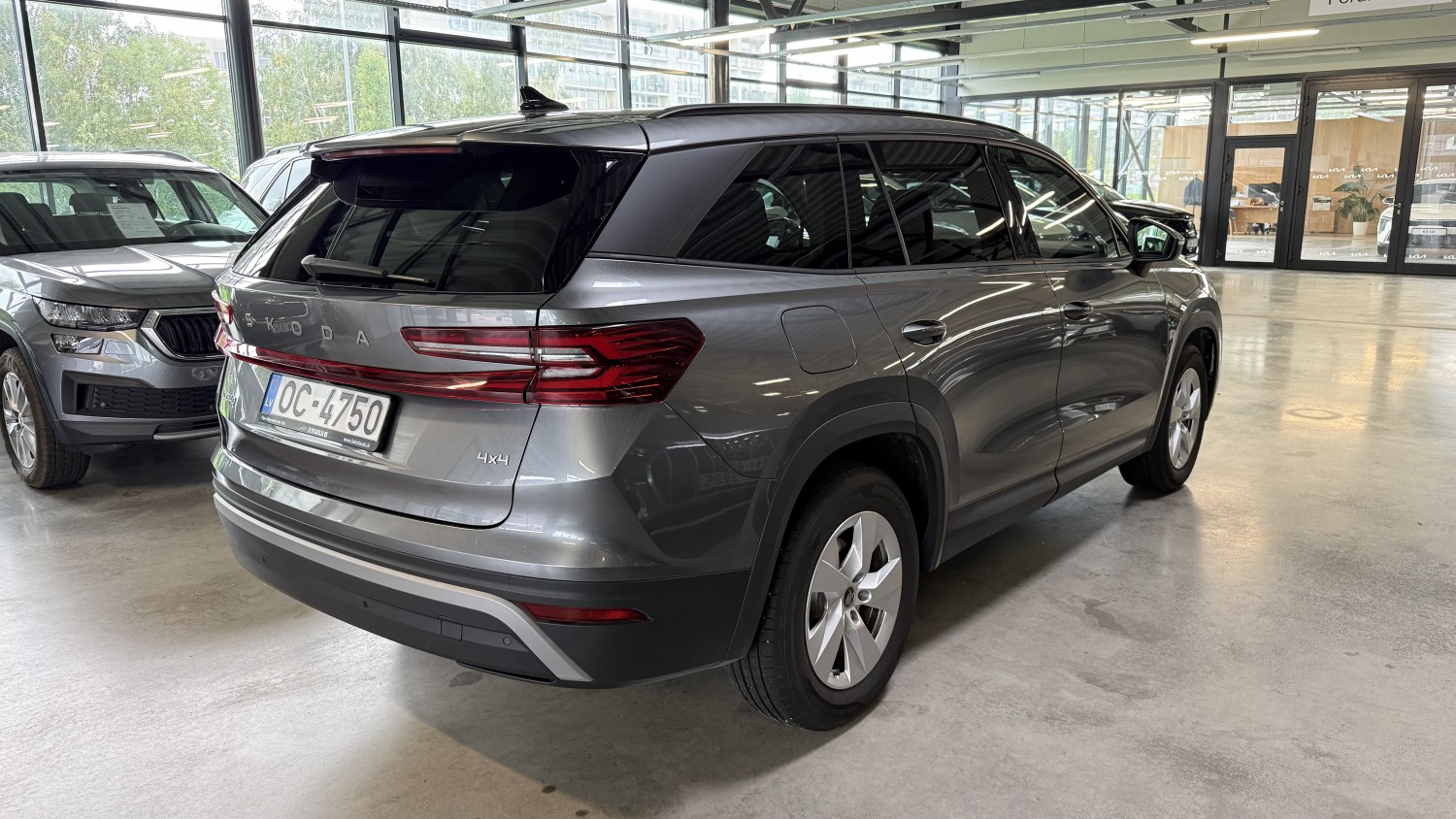 Car image 4