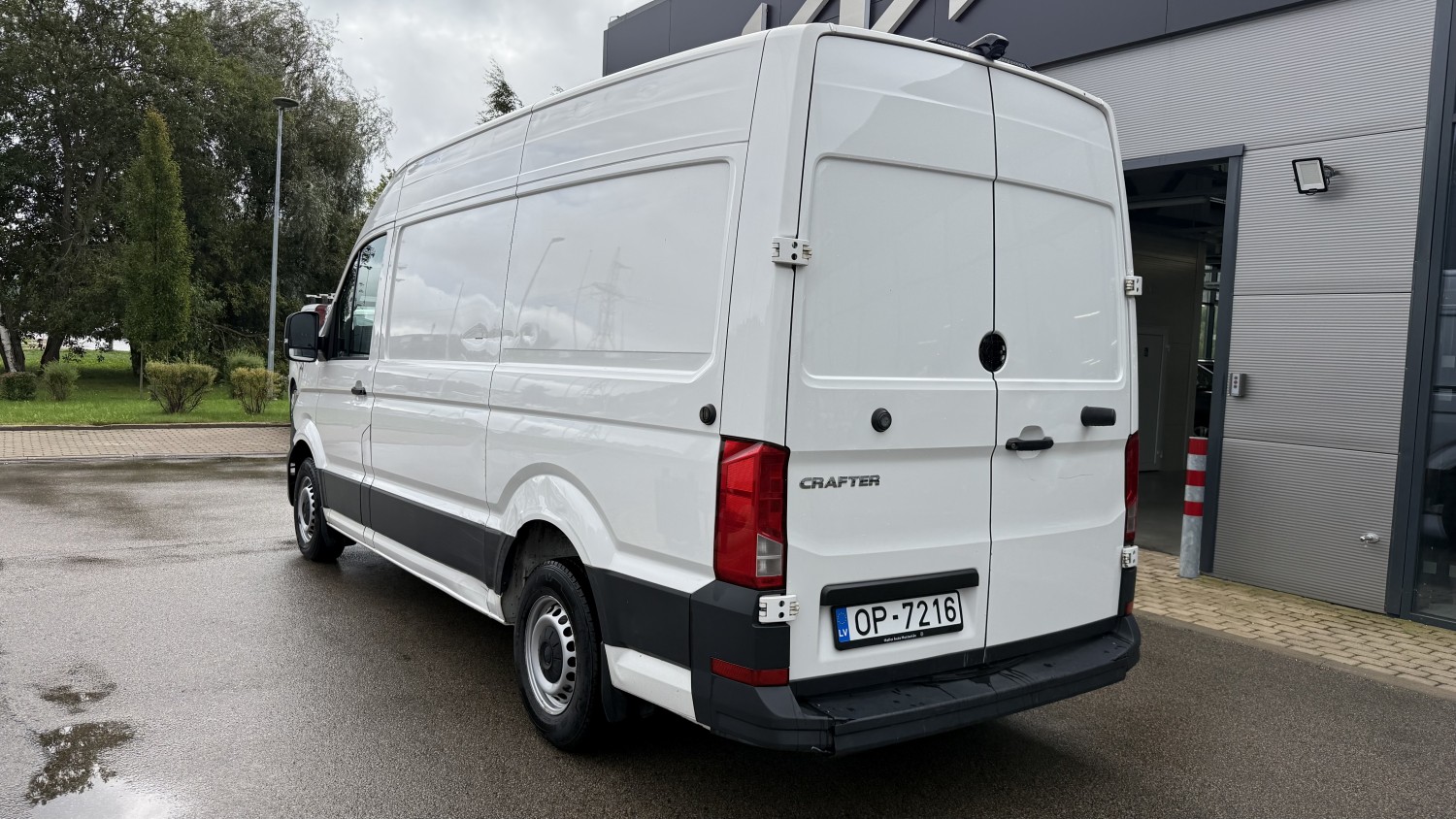 Car image 2